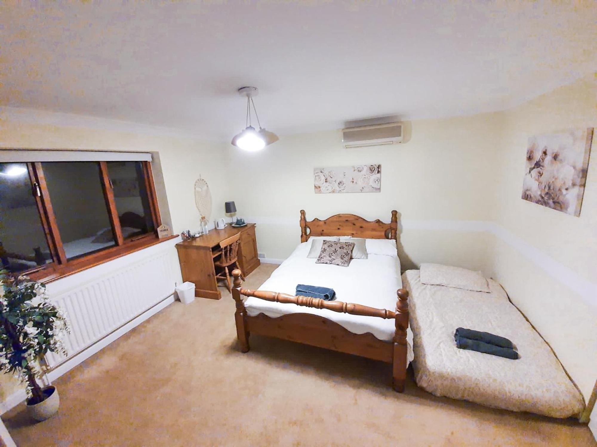 Old Slade Cottage - Train To London 30Mins, Heathrow 15Mins Away,Free Parking - En-Suit Rooms West Drayton  Dış mekan fotoğraf